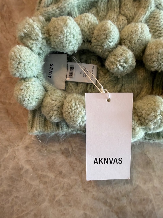 AKNVAS - NWT Mint Green \